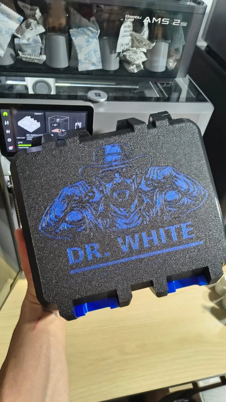 V6 com espaço para 6 bujões 10ml - PERSONALIZADO DR WHITE + NOME